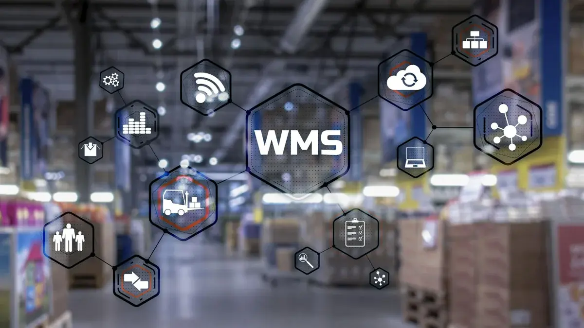 Ícones hexagonais conectados ao redor da sigla WMS sobre fundo de armazém desfocado, ilustrando a integração entre WMS e ERP