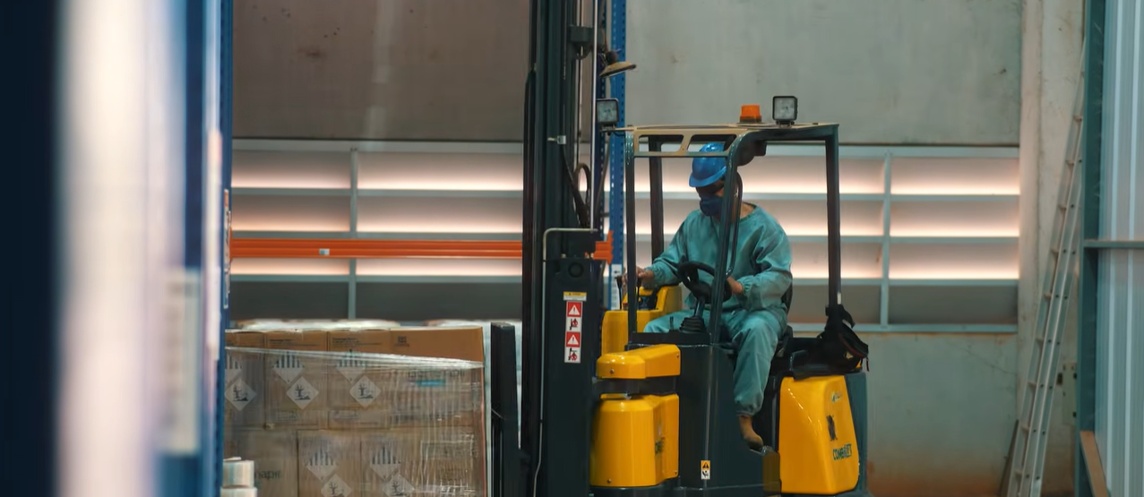 Operação com empilhadeira no armazém