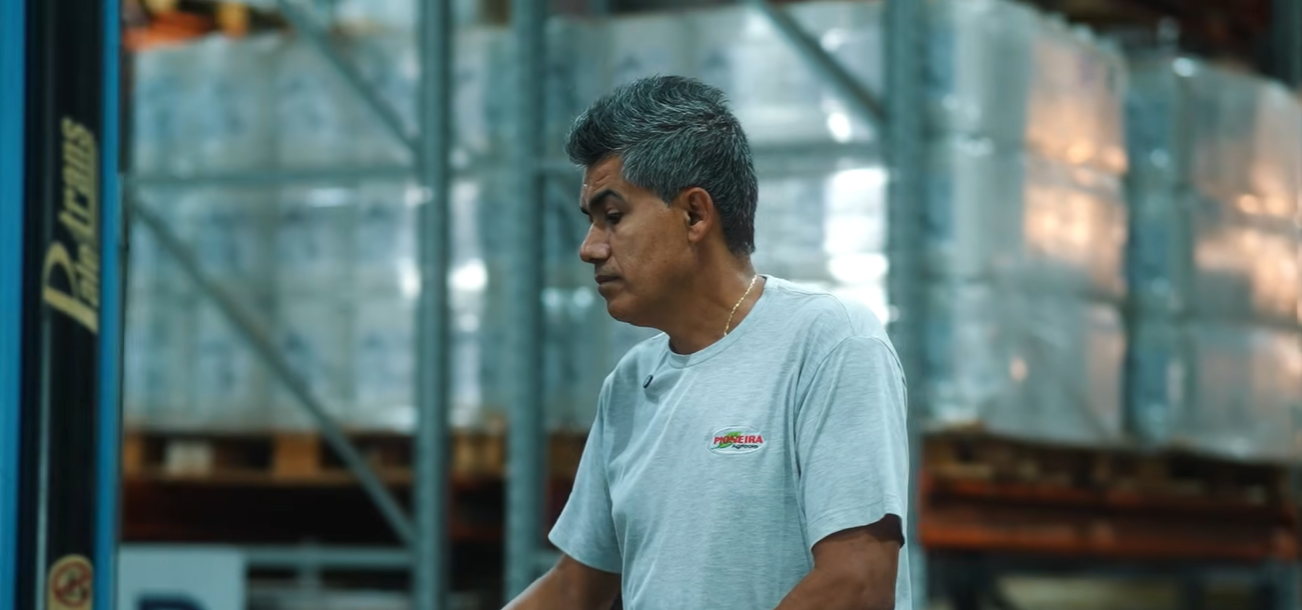 A conferência faz parte da rotina de controle dos produtos no estoque.