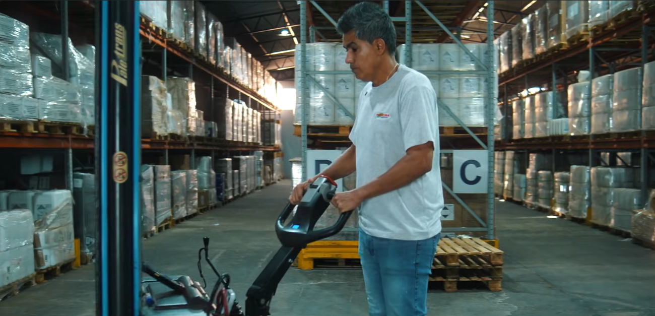 Movimentação de produtos no armazém da Pioneira Agrícola.