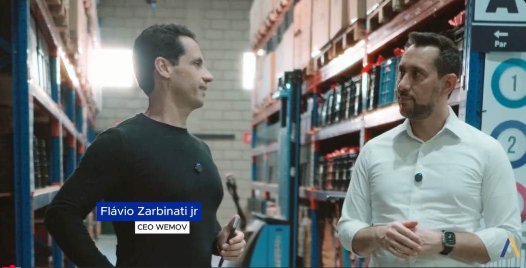 Flávio Zarbinati Jr. e Lucas Andrew conversam no armazém