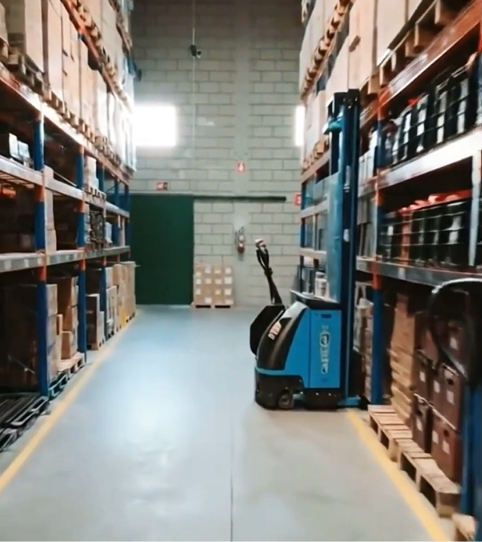 Corredor entre estruturas de armazenagem da Rede de Compras